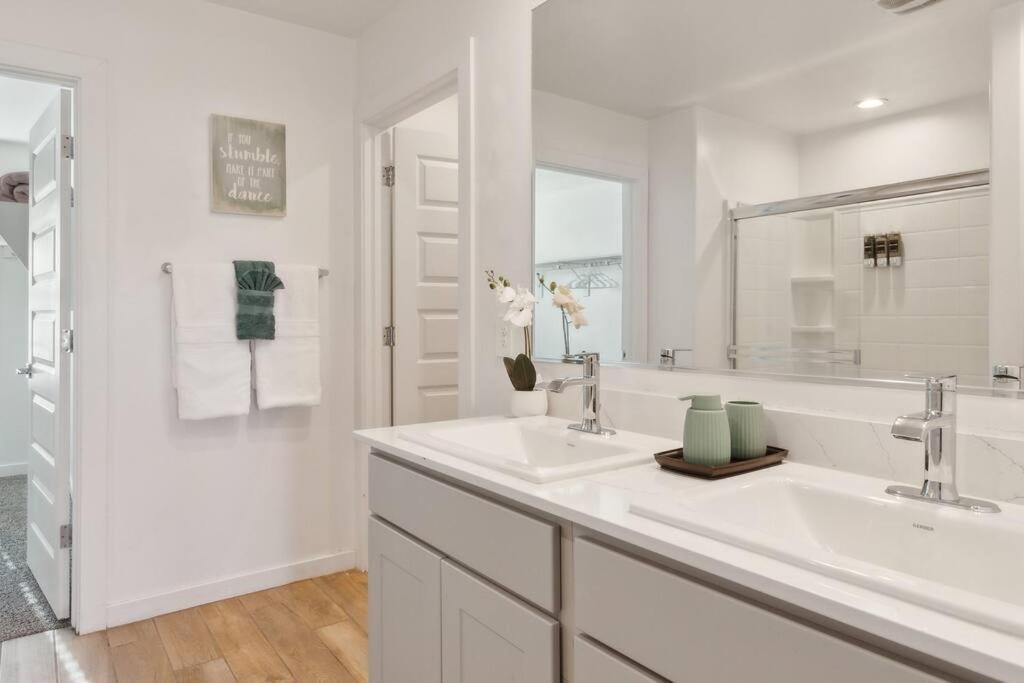 Taste Of Getaway With 3 King Beds And Views Of Silverbell Golf Course And Mountains