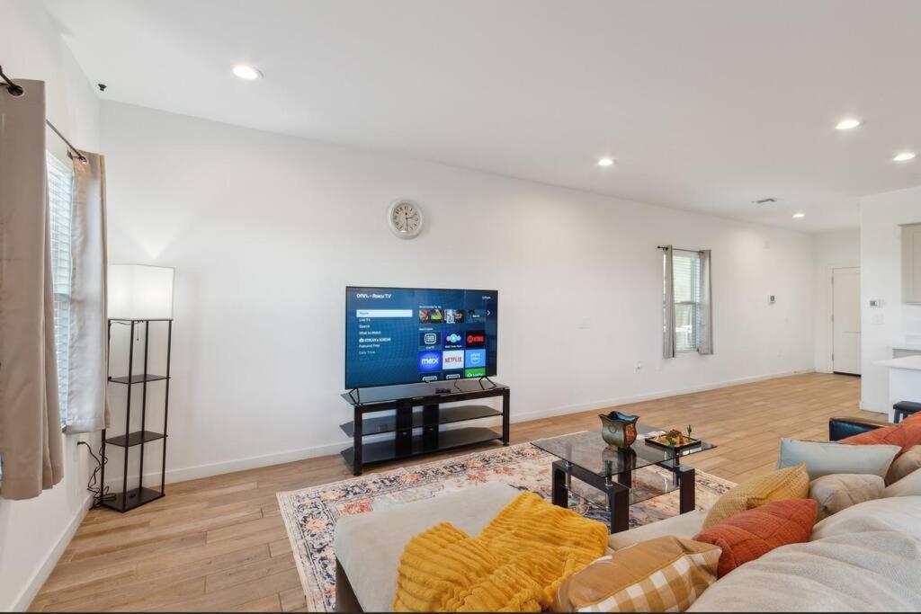 Taste Of Getaway With 3 King Beds And Views Of Silverbell Golf Course And Mountains