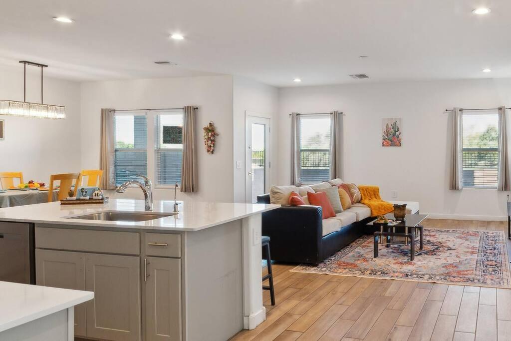 Taste Of Getaway With 3 King Beds And Views Of Silverbell Golf Course And Mountains *