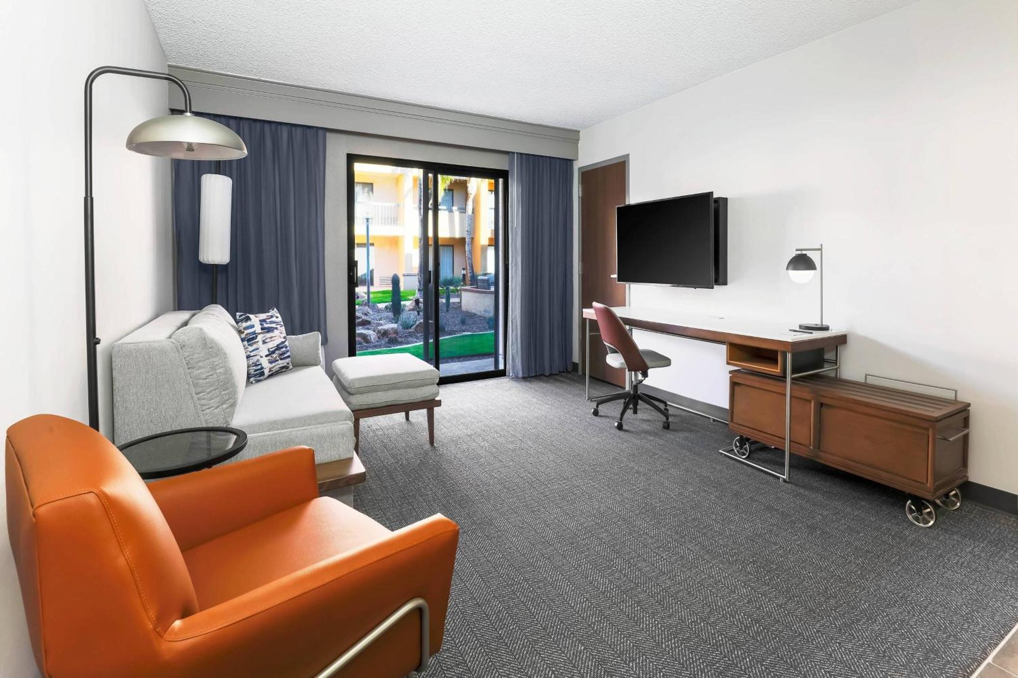Courtyard Airport Hotel 3*