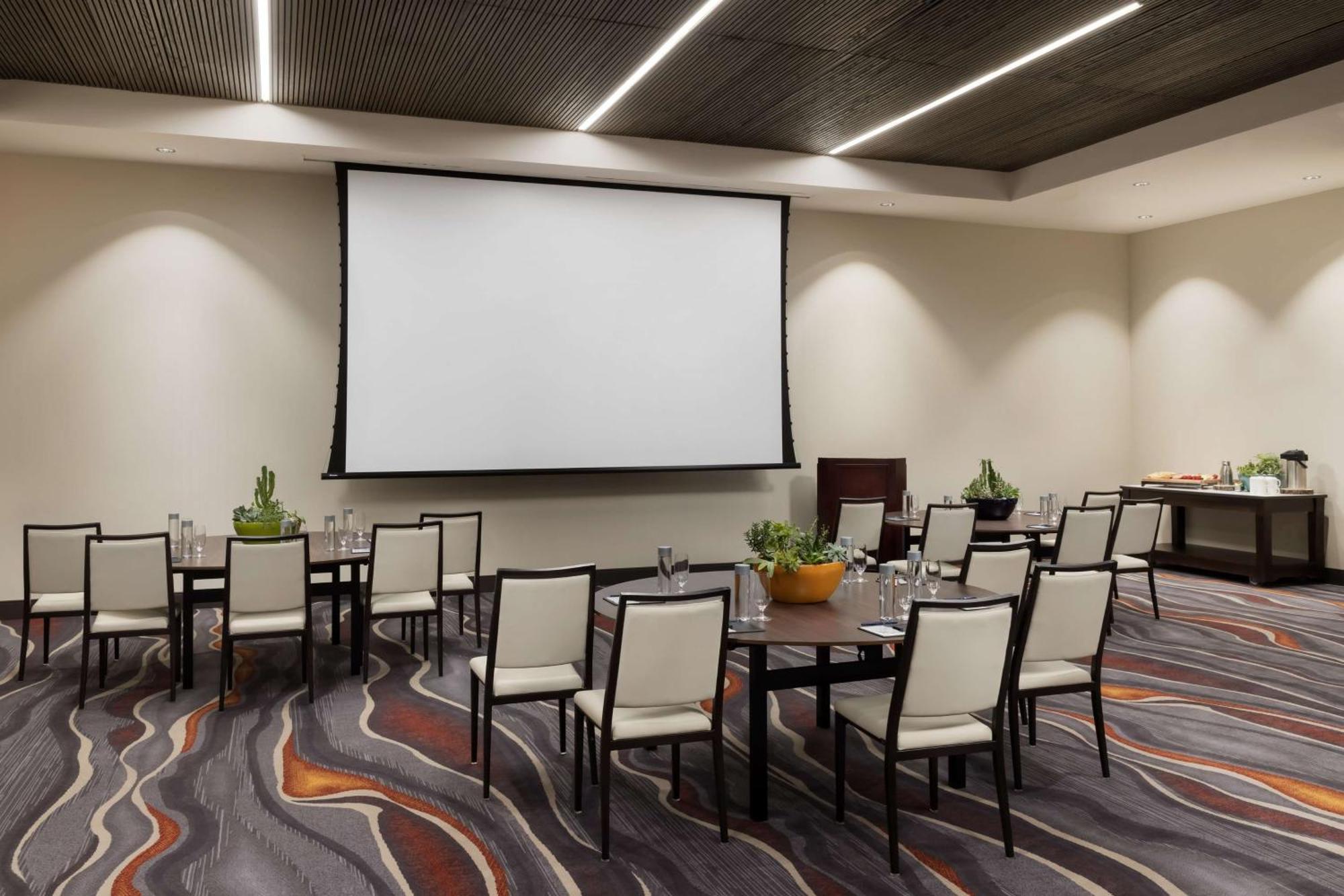 Doubletree By Hilton Downtown Convention Center Hotel 4*