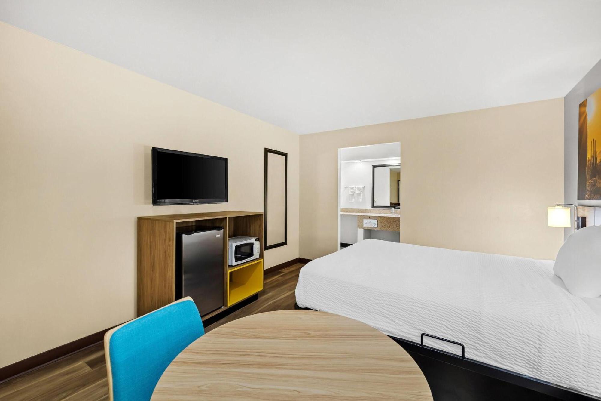 Days By Wyndham Airport