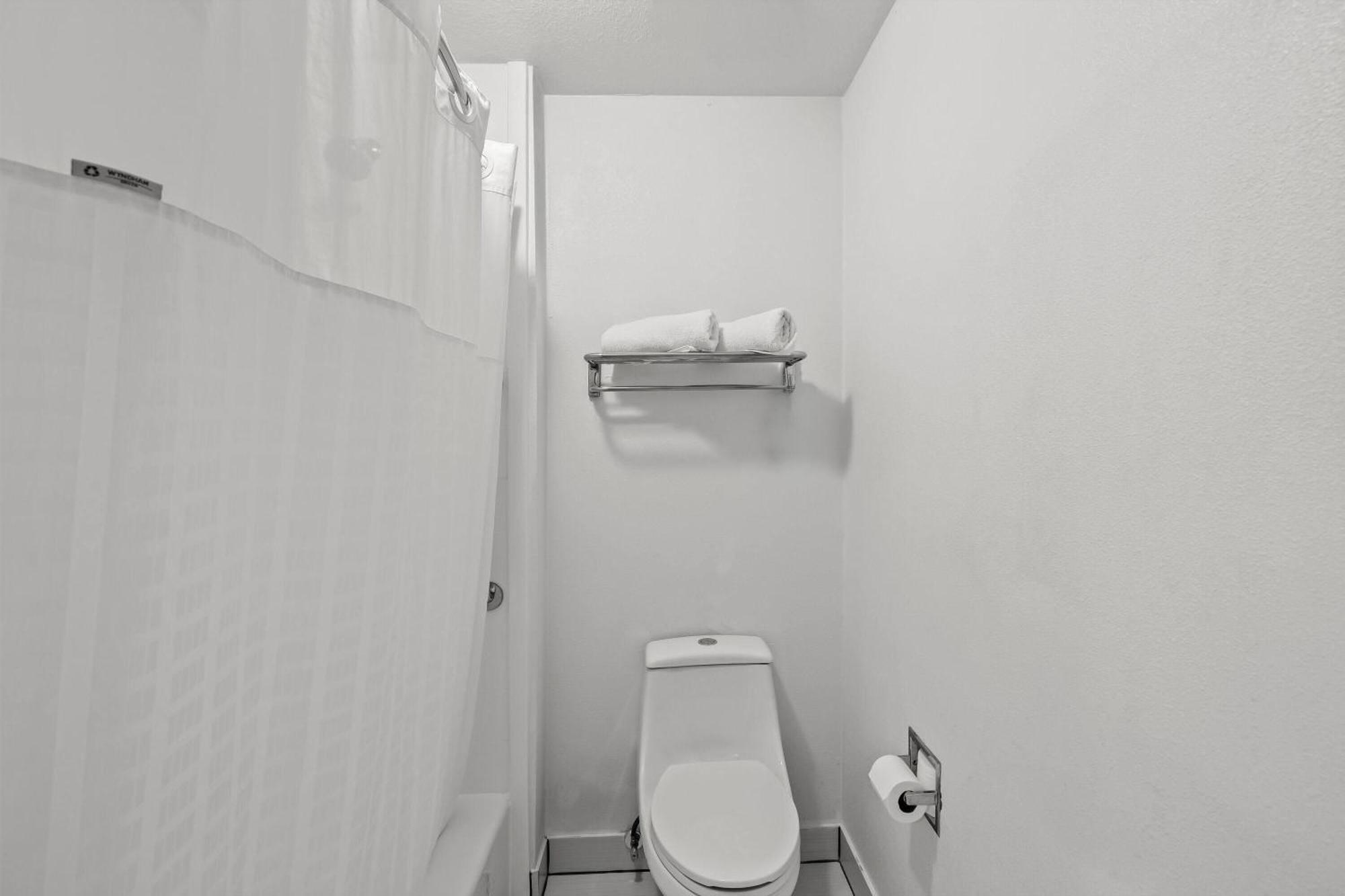 Days By Wyndham Airport Hotel Drexel Heights