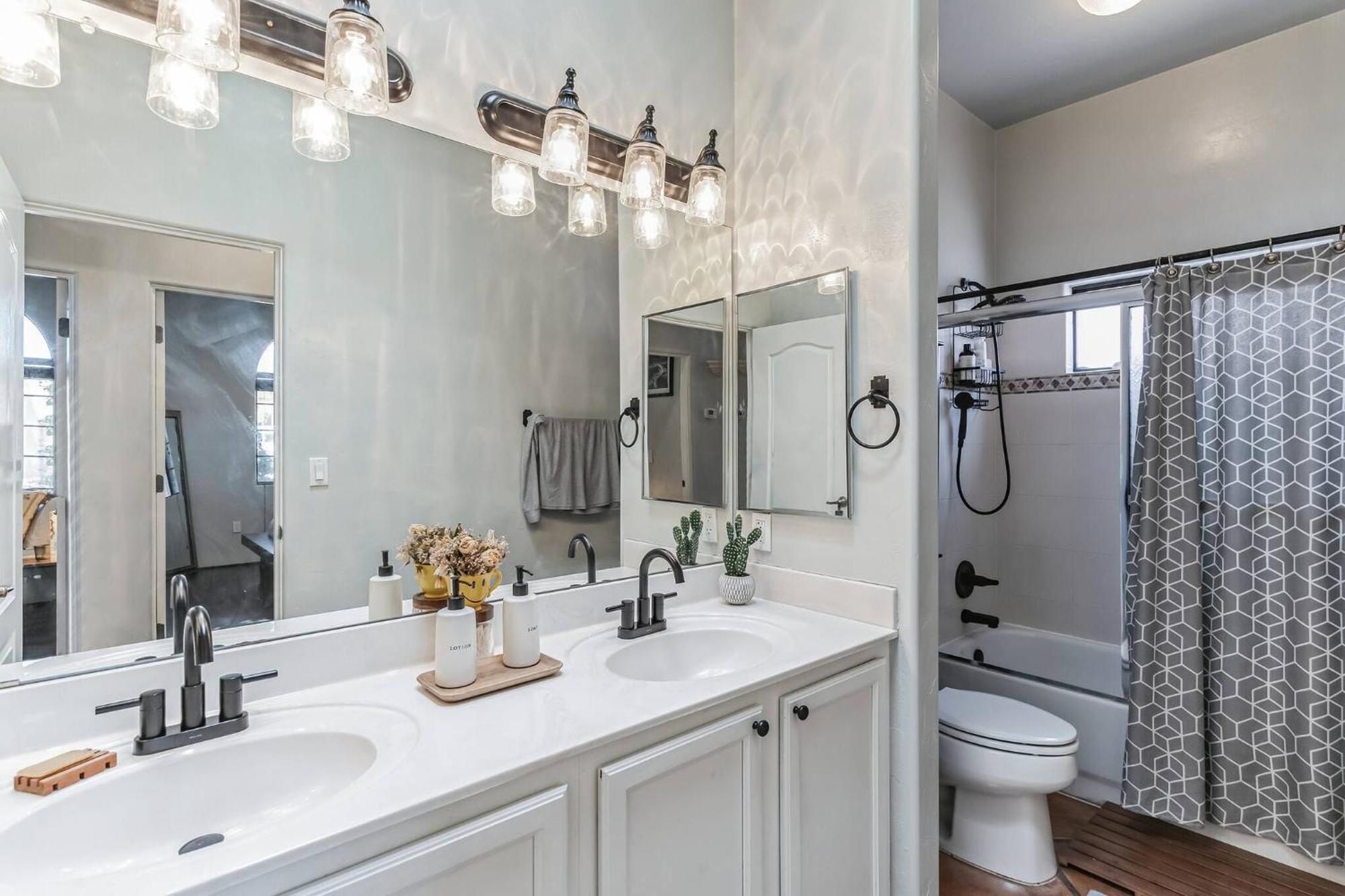 Holiday home Pristine Placita | Spa-like Oasis W/ Pool & Views Tucson