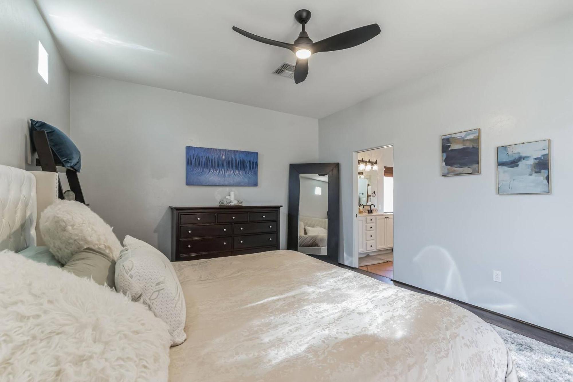 Holiday home Pristine Placita | Spa-like Oasis W/ Pool & Views Tucson