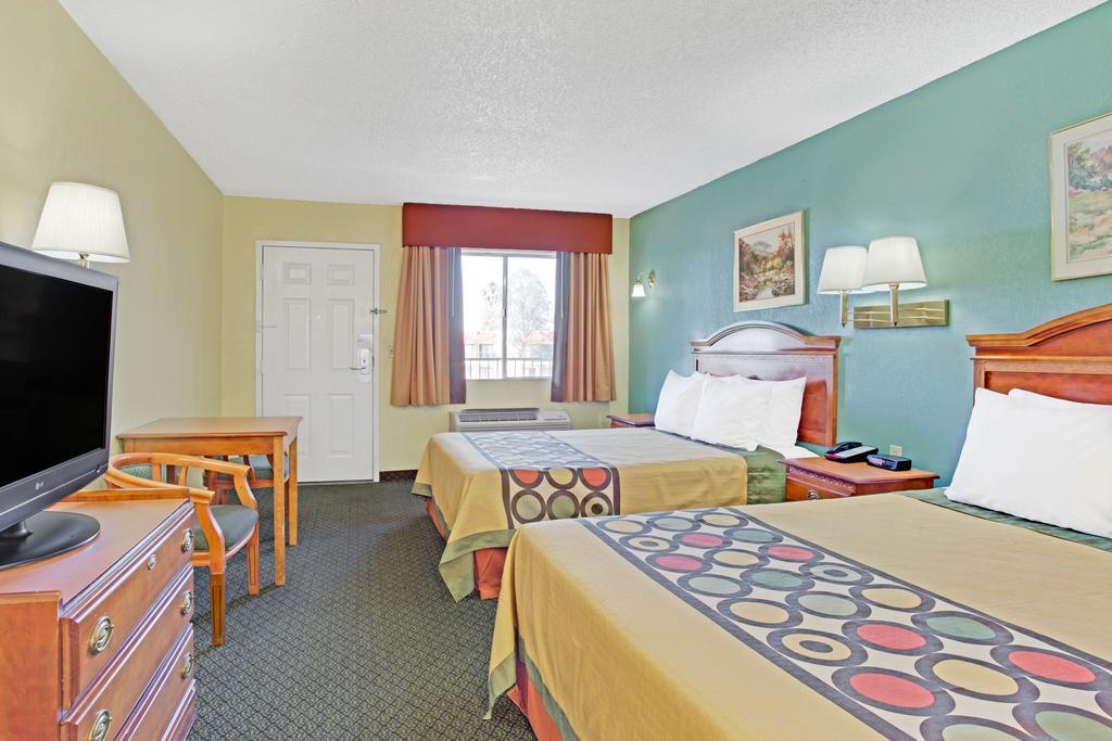 Hotel Super 8 By Wyndham Downtown Convention Center
