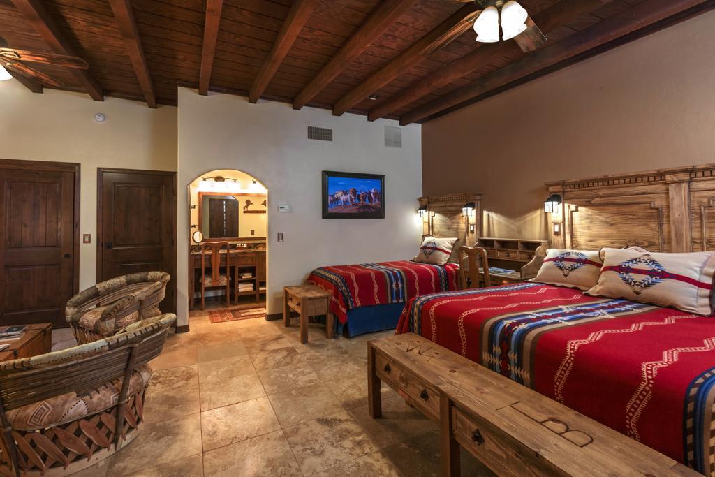 Bed & Breakfast White Stallion Ranch 4*
