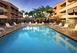 Courtyard Airport Hotel 3*