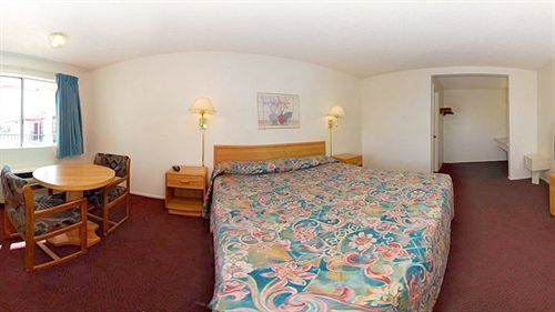 Econo Hotel 2*
