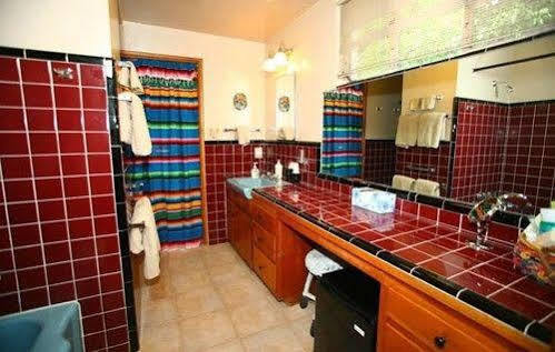 Sam Hughes Bed & Breakfast 3*