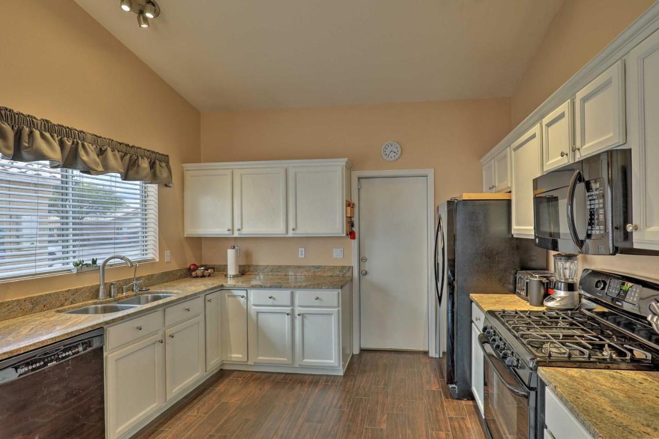 Holiday home Getaway With Yard, Pool, Hot Tub And Gas Grill! *
