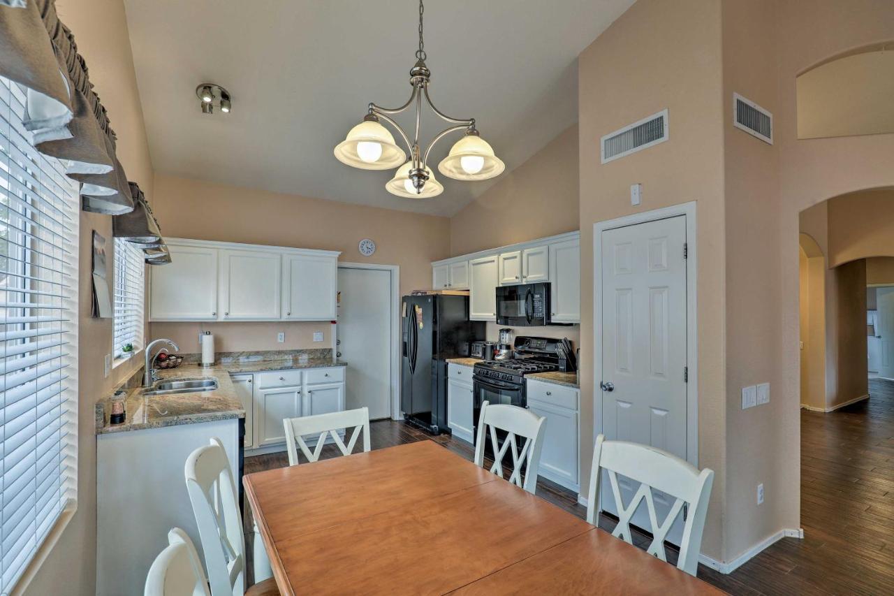 Getaway With Yard, Pool, Hot Tub And Gas Grill!