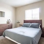 Comfortable And Bright 3-Bedroom Home In Tucson