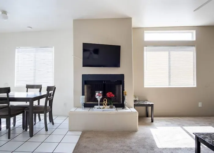 Comfortable And Bright 3-Bedroom Home In Tucson