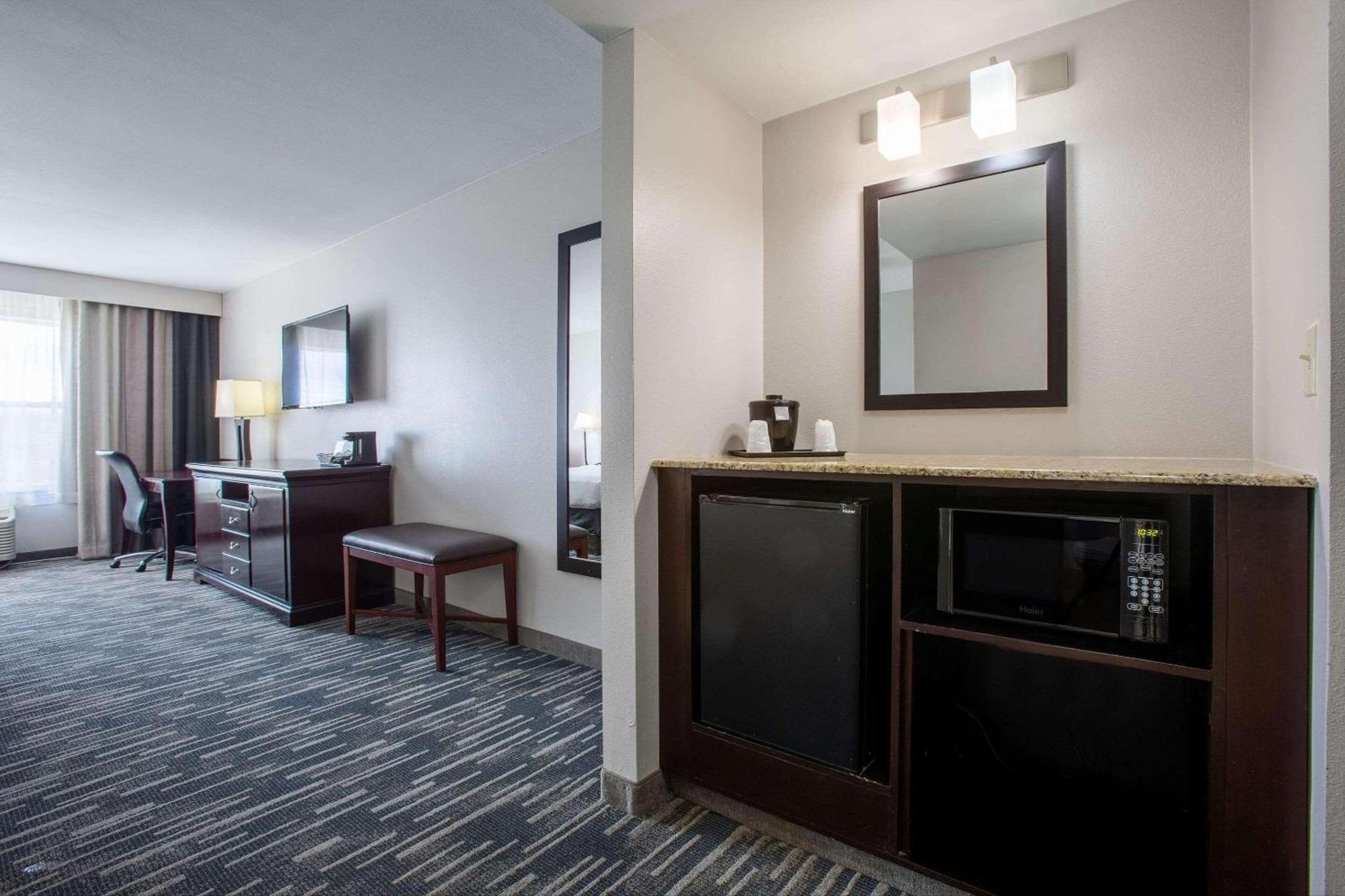 Country & By Radisson, Center Az