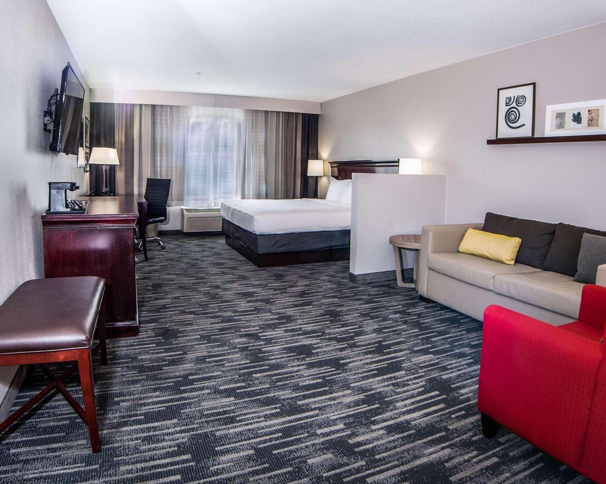 Country & By Radisson, Center Az Hotel