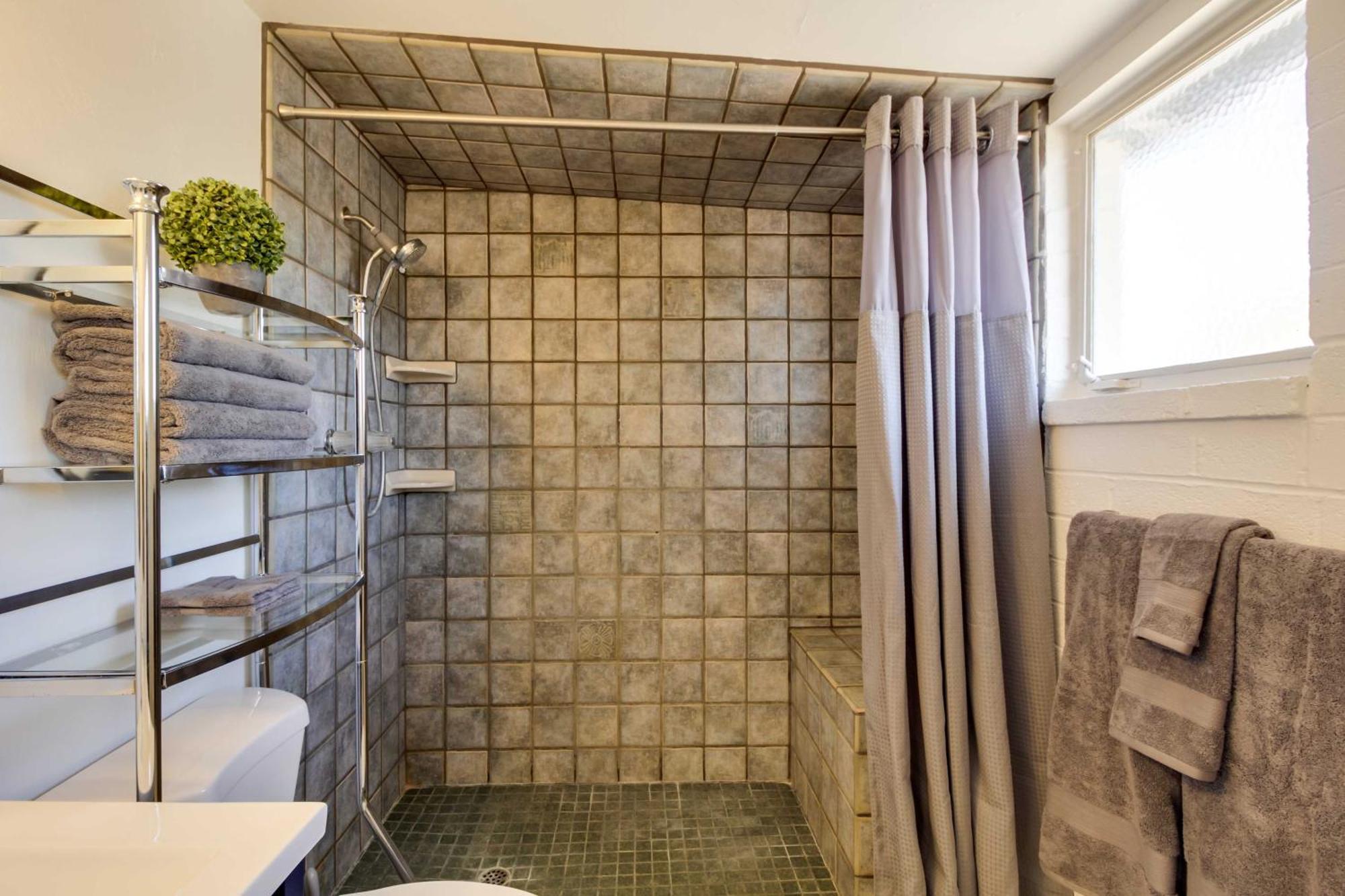 Apartment Adorable With Gas Grill And Wifi! *