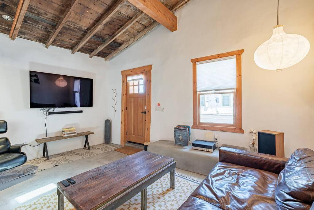 Modern Historic 1900 Adobe In Downtown, Summer Rates!
