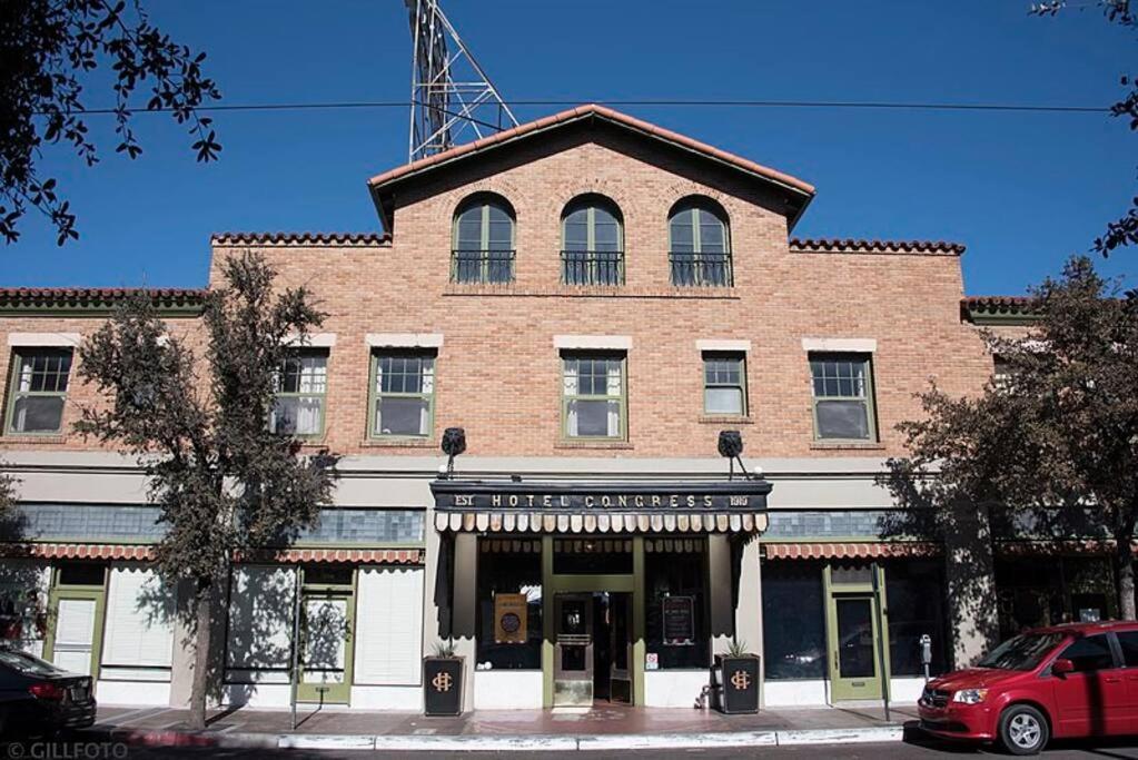 Modern Historic 1900 Adobe In Downtown, Summer Rates! * Tucson