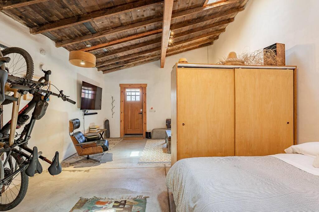 Modern Historic 1900 Adobe In Downtown, Summer Rates!