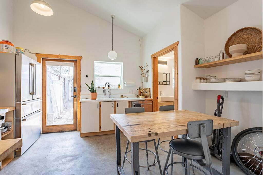 Modern Historic 1900 Adobe In Downtown, Summer Rates! Apartment