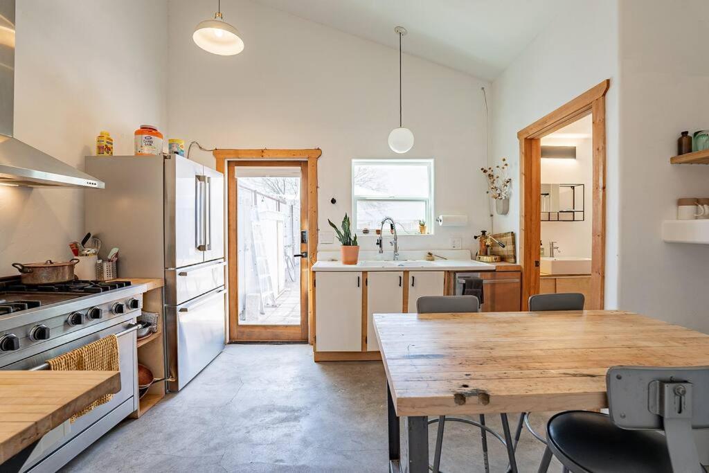 Apartment Modern Historic 1900 Adobe In Downtown, Summer Rates! *