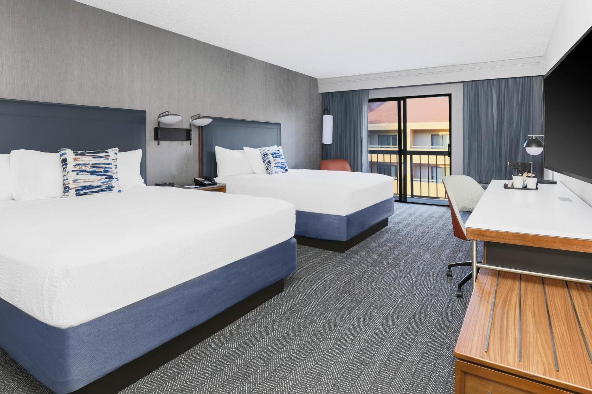 Courtyard Airport 3*