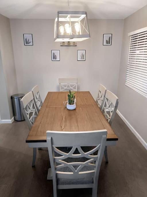 Cheerful & Relaxing 5 Location Pool Parking Holiday home