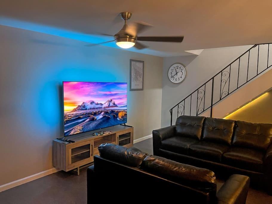 Cheerful & Relaxing 5 Location Pool Parking Holiday home *