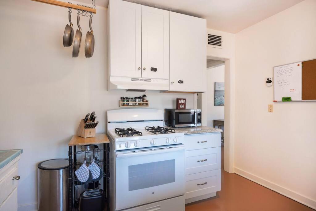 Cali 2br Getaway Firepit, Yard & Spring Charm Apartment