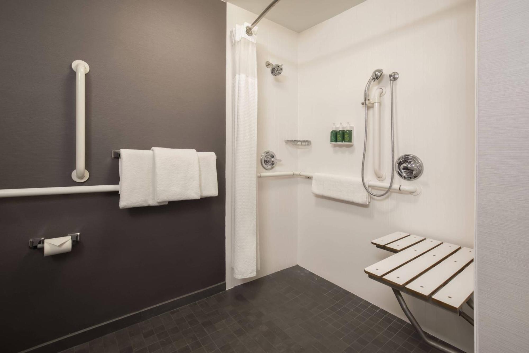 Courtyard Airport Hotel 3*