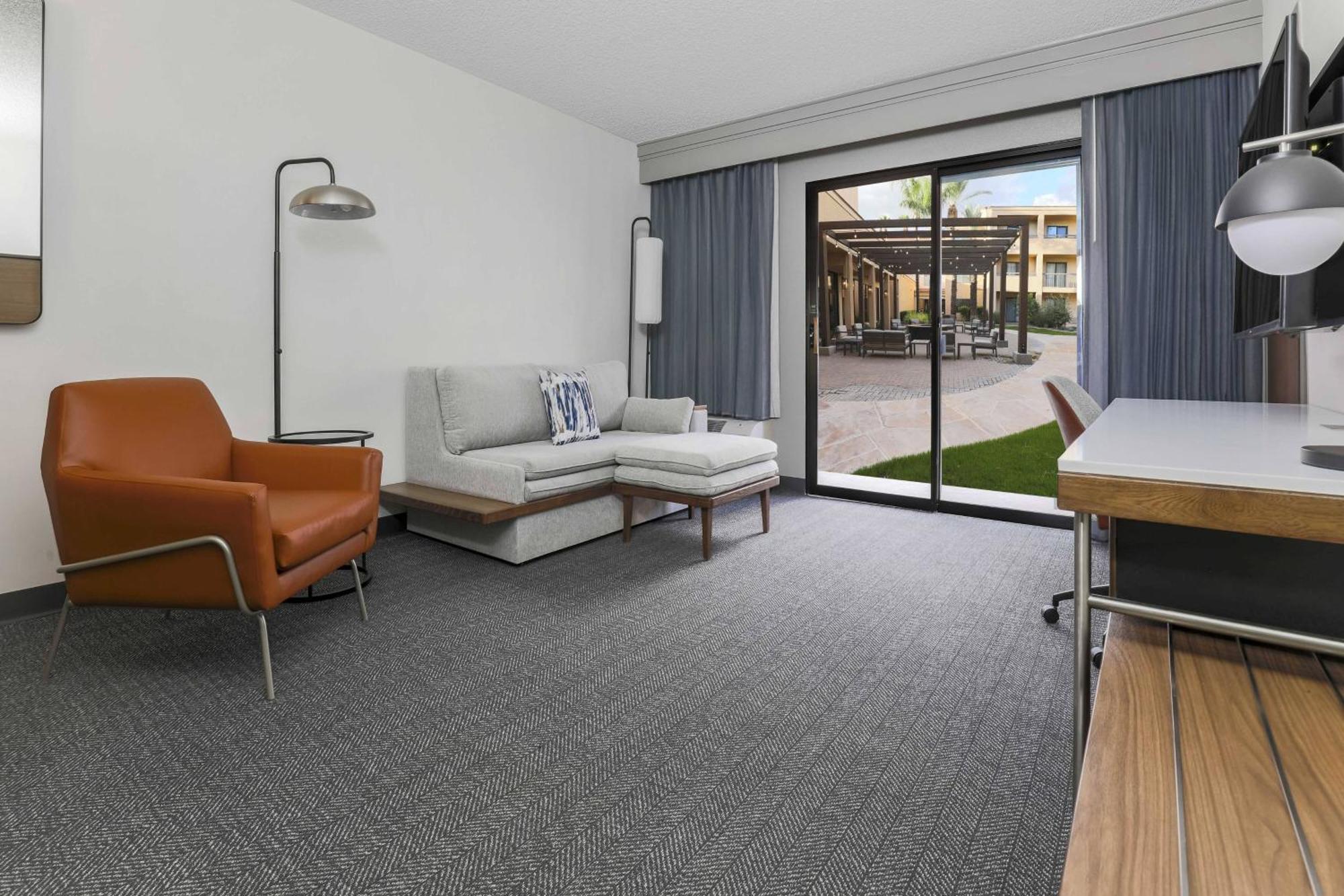Hotel Courtyard Airport 3*