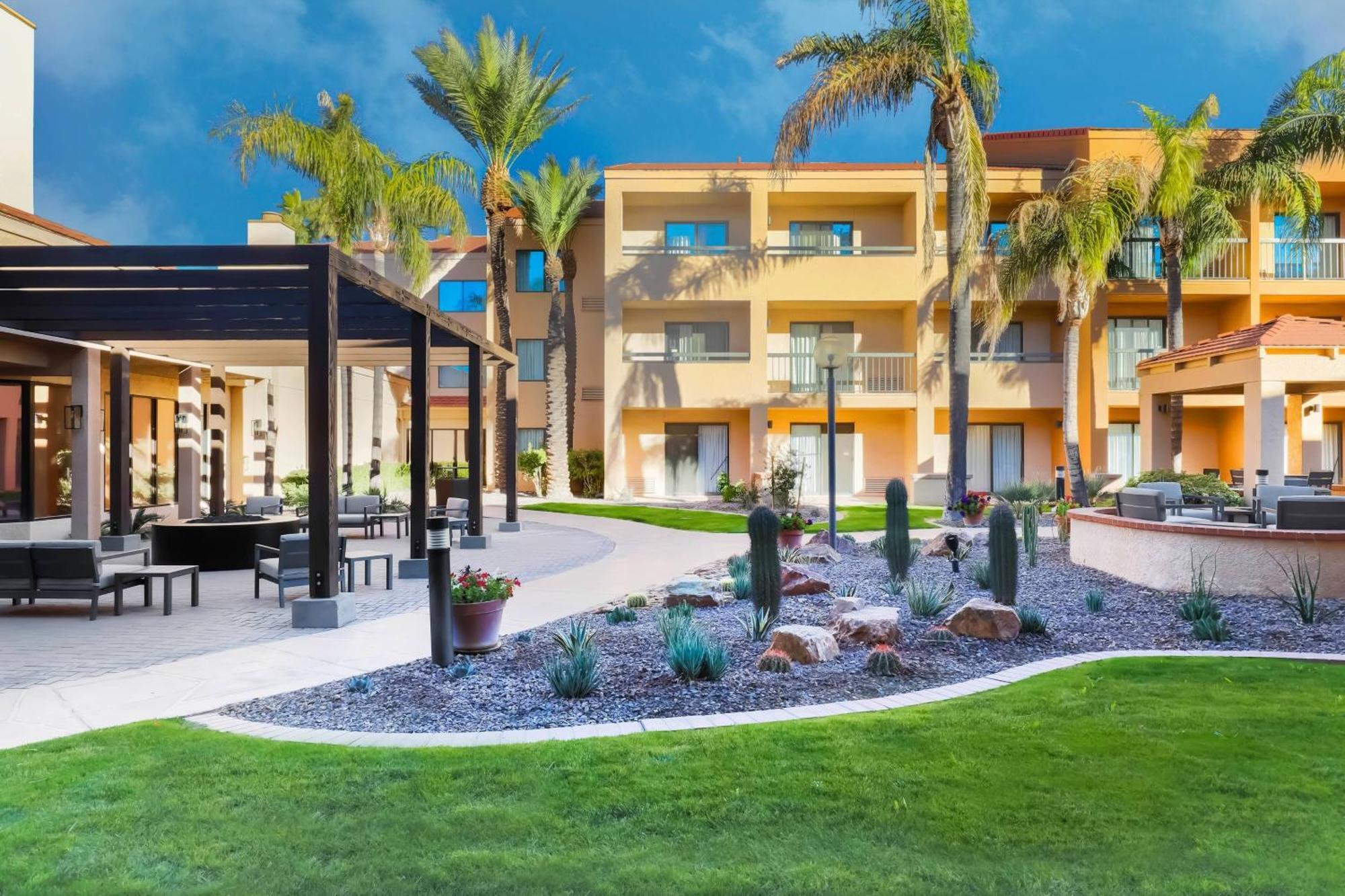 Courtyard Airport 3*