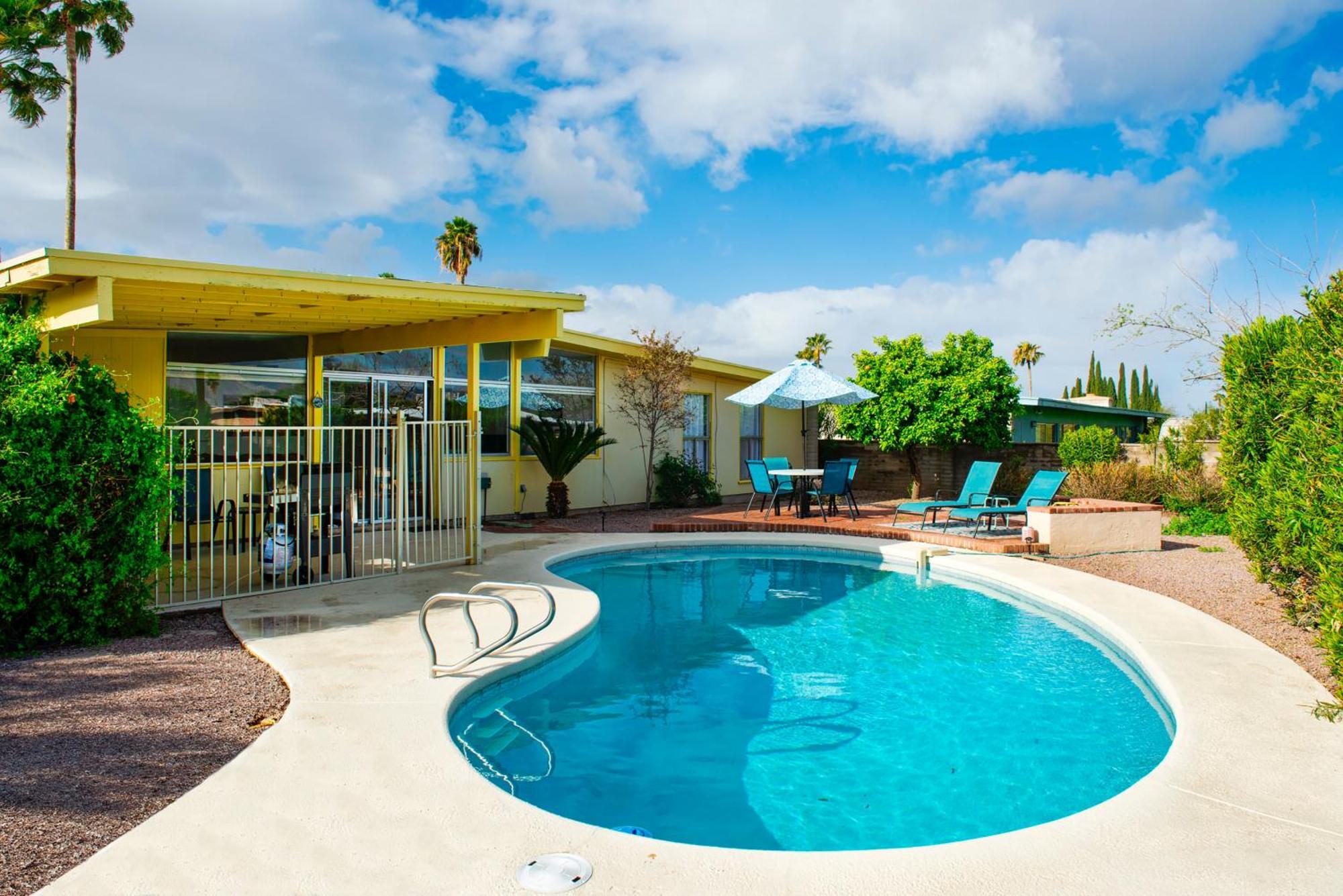 Holiday home Mid-century 4br Ranch With Private Pool, 1m To Pickleball *