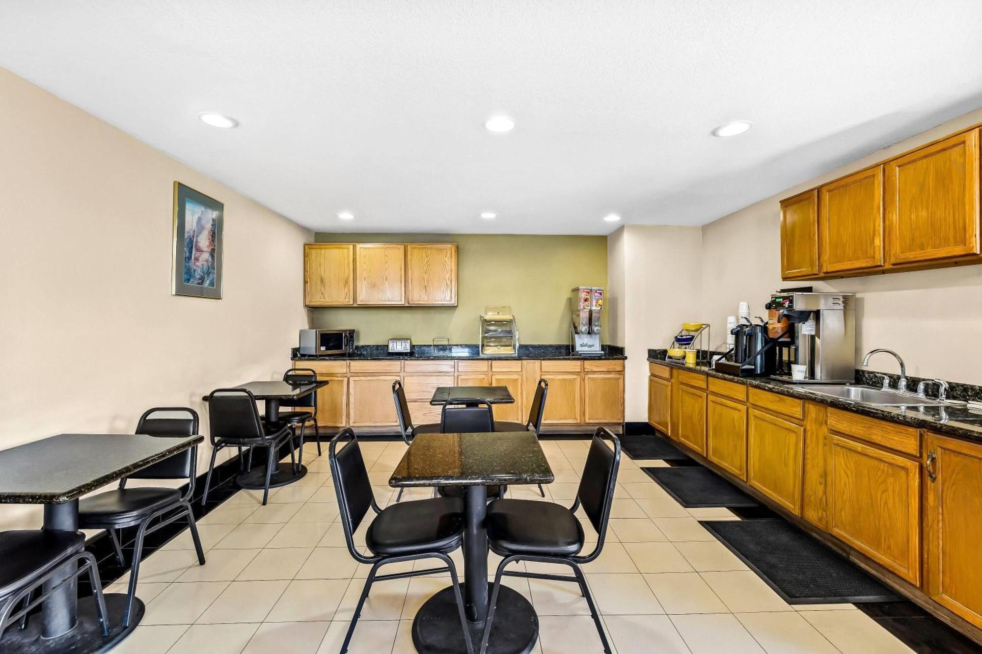 Days By Wyndham Airport