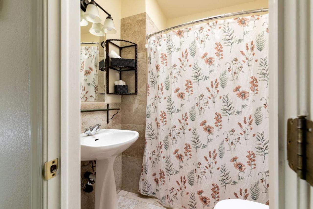 Vibrant 2br Dt Living, Stylish & Serene Apartment