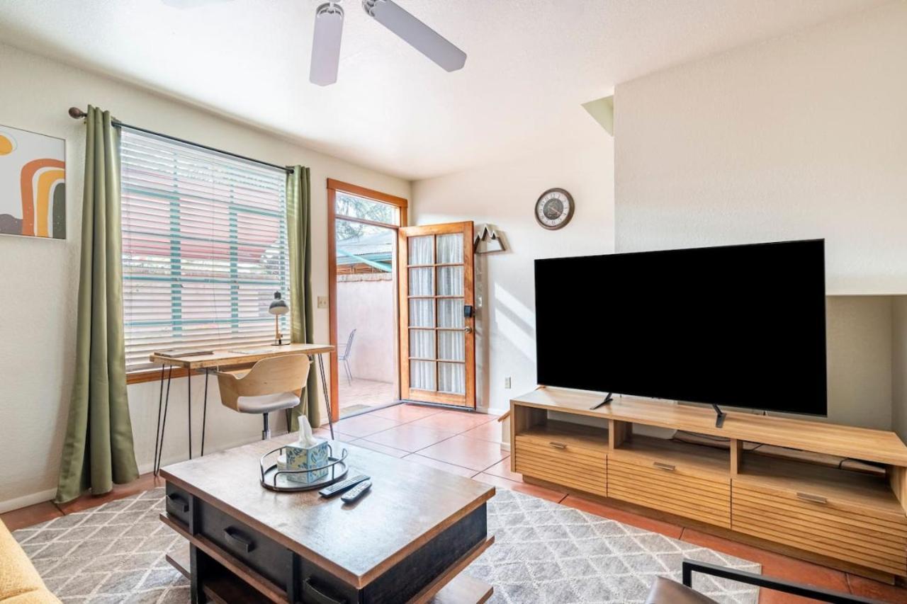 Vibrant 2br Dt Living, Stylish & Serene *