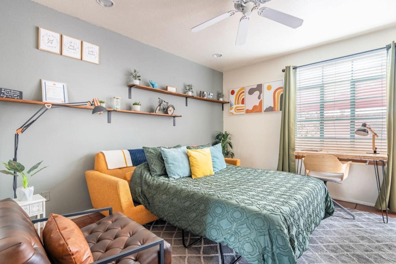 Apartment Vibrant 2br Dt Living, Stylish & Serene