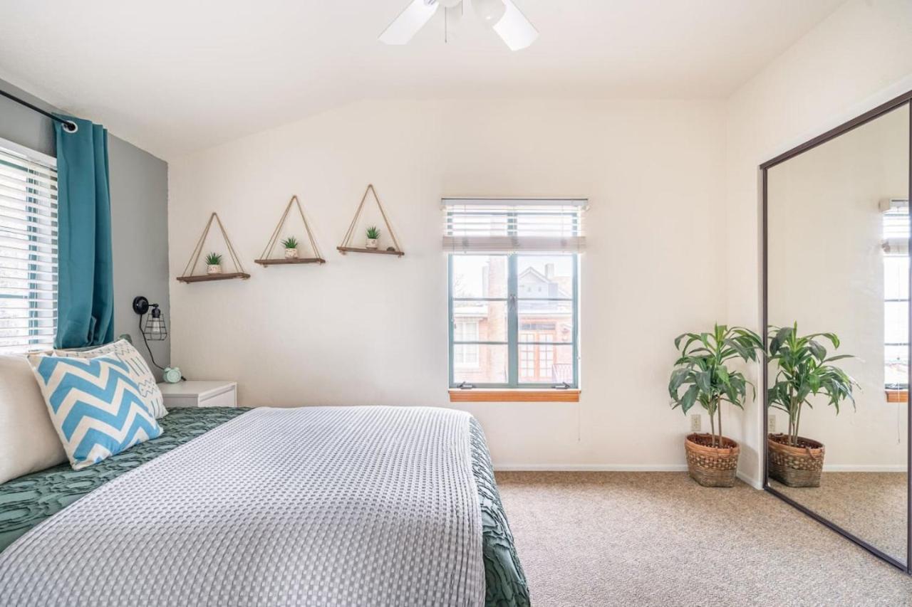 Vibrant 2br Dt Living, Stylish & Serene *