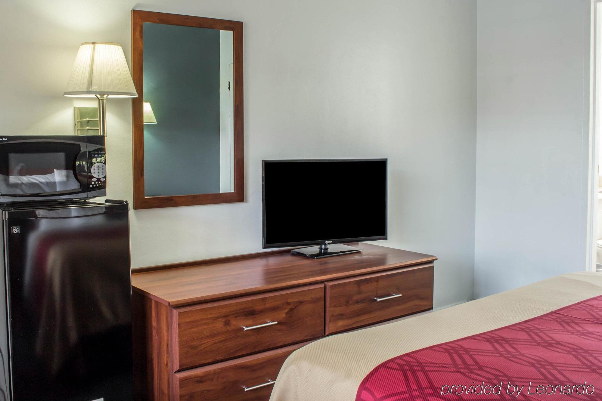 Econo Hotel