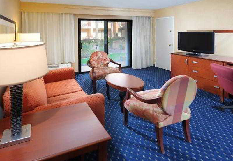 Courtyard Airport Hotel