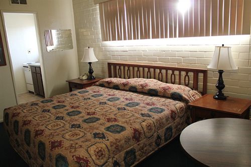 Frontier Motel 2*