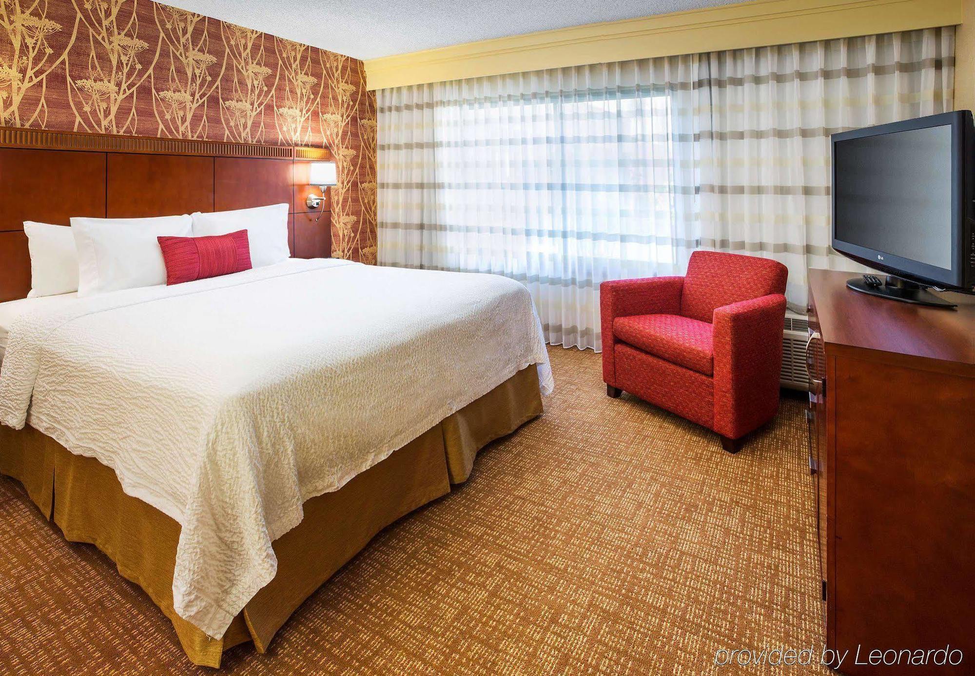 Courtyard Airport Hotel 3*