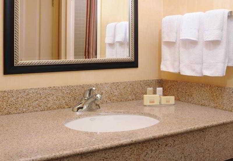 Hotel Courtyard Airport 3*