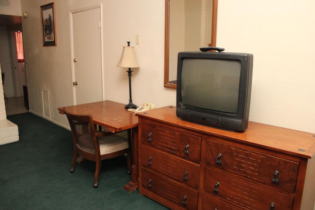 Frontier Motel 2*